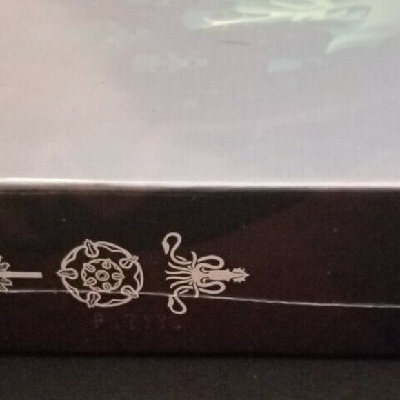 New Sealed Game of Thrones 1,000 Piece Puzzle 19" x 27" Long May She Reign - Picture 4 of 4